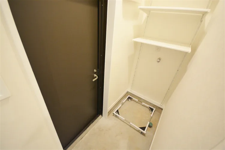 玄関と洗濯機置き場